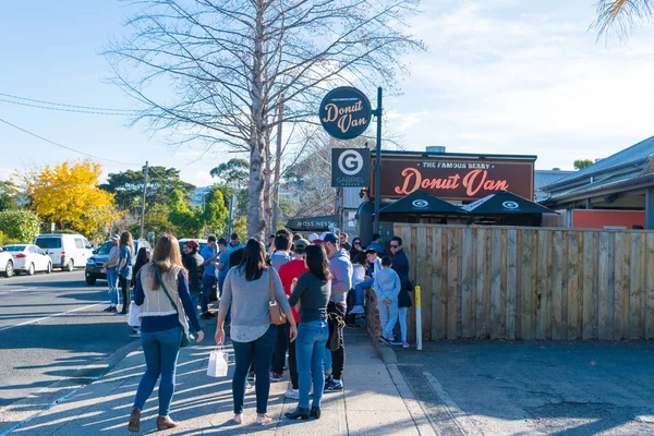 Gente disfrutando del largo fin de semana en la pequeña ciudad rural histórica de Berry, mejor conocida por restaurantes galardonados, tiendas sofisticadas y una amplia gama de actividades — Foto de Stock