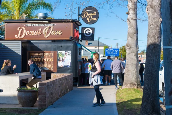 People enjoying the long weekend in the small historic country town of Berry, best known for award-winning restaurants, sophisticated shopping and a wide range of activities — Stock Photo, Image