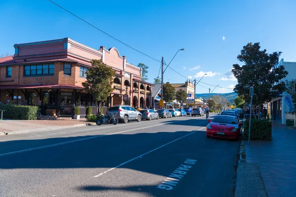 Gente disfrutando del largo fin de semana en la pequeña ciudad rural histórica de Berry, mejor conocida por restaurantes galardonados, tiendas sofisticadas y una amplia gama de actividades — Foto de Stock