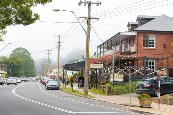 People enjoying the long weekend in Kangaroo Valley, a charming village known for its historic bridge, tea rooms and pies, golf and wine tasting. — Stock Photo, Image