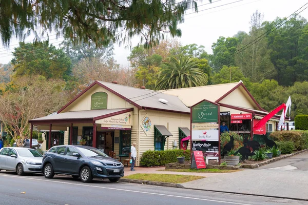 Gente disfrutando del largo fin de semana en el valle del canguro, un encantador pueblo conocido por su puente histórico, salas de té y pasteles, golf y cata de vinos . — Foto de Stock