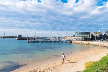 Nsw'nin üçüncü büyük şehri Wollongong'daki Brighton Plajı'nı, hava dalışı, sanat galerileri, müzeler, el değmemiş plajlar ve yürüyüş parkurları ile ünlü manzarasının görünümü