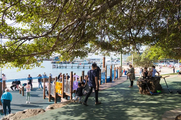 Människor njuter av den långa helgen i Wollongong, NSW: s tredje största stad, känd för fallskärmshoppning, konstgallerier, museer, orörda stränder och vandringsleder Stockbild