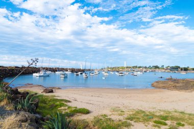 Nsw'nin üçüncü büyük şehri Wollongong'daki Brighton Plajı'nı, hava dalışı, sanat galerileri, müzeler, el değmemiş plajlar ve yürüyüş parkurları ile ünlü manzarasının görünümü