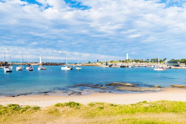 Vista sobre Brighton Beach em Wollongong, a terceira maior cidade da NSW, conhecida por paraquedismo, galerias de arte, museus, praias intocadas e trilhas pedestres — Fotografia de Stock