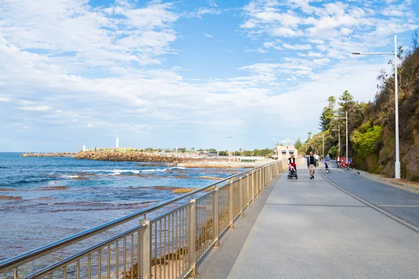 People enjoying the long weekend in Wollongong, NSW 's third-largest city, known for skydiving, art galleries, museums, pristine beaches and walking trails Лицензионные Стоковые Фото