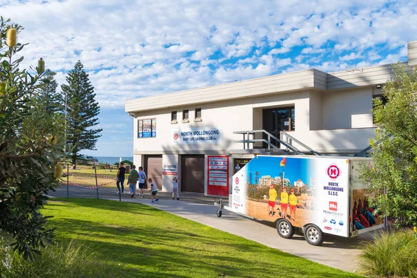 Menschen genießen das lange Wochenende in wollongong, nsw drittgrößte Stadt, bekannt für Fallschirmspringen, Kunstgalerien, Museen, unberührte Strände und Wanderwege — Stockfoto