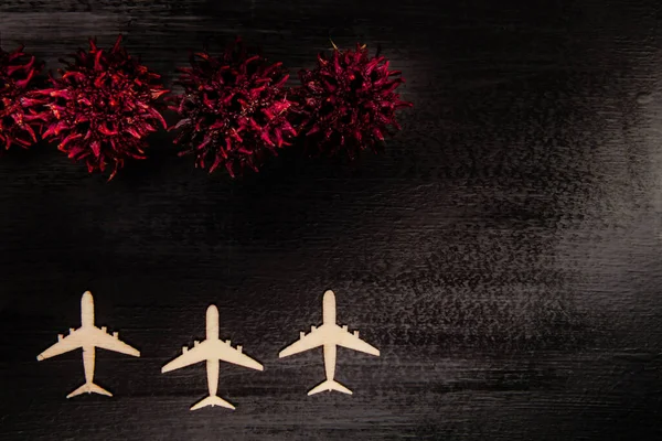 Linha Aviões Brinquedo Aterrado Com Formas Vírus Covid Frente Deles Imagens Royalty-Free