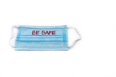 Tek kullanımlık tıbbi yüz maskesi ve el yazısıyla yazılmış mesaj. Beyaz arkaplan üzerinde izole ol, koronavirüs koruma kavramı.