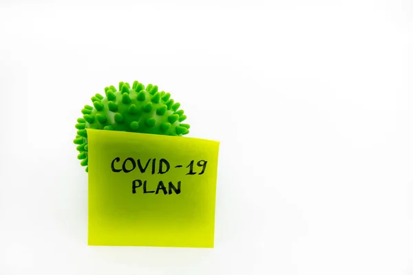 緑色のスパイクボールをコロナウイルスの表現として閉じ Covid 19でポストItノート白い背景に孤立した手書きのメッセージを計画し ミニマリスト抽象概念 — ストック写真