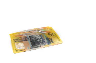 Avustralya 50 dolarlık banknotlar yığını beyaz arka planda izole edilmiş, fotokopi alanı ile nakit en büyük konsept görüntü.