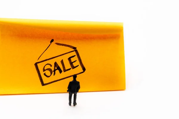 Miniaturfigur Posiert Als Geschäftsmann Beim Betrachten Von Sale Sign Tag — Stockfoto