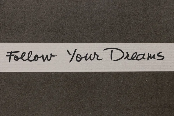白色和灰色背景的纸 跟随你的梦想动机手写的讯息 — 图库照片