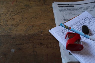 defter ve kalem tahta masada.