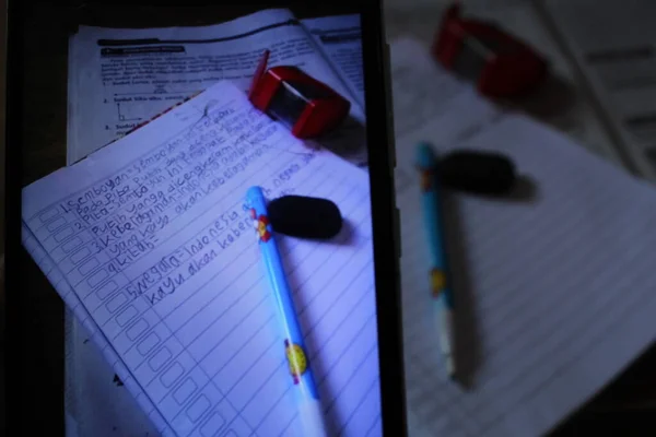 Okostelefon Kamera Csinál Egy Képet Egy Notebook Ceruza Egy Asztalon — Stock Fotó