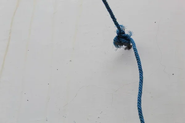 Corda Azul Usado Para Varais Contra Fundo Parede Branca Embaçada — Fotografia de Stock