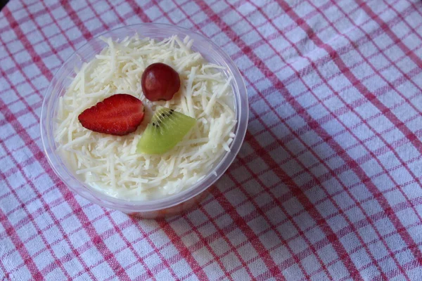 Salad Buah Segar Melon Anggur Strawberry Kiwi Berpakaian Dengan Yoghurt — Stok Foto