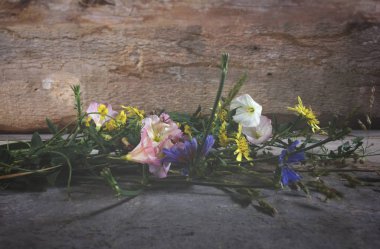 yabani çiçekler buket, sabah natürmort, mutlu hafta sonu, ahşap panoları arka planda çiçekler