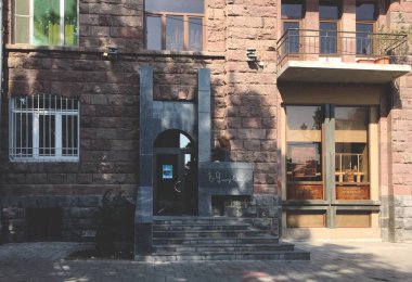 Ermenistan, Erivan, 25 Ağustos 2019 Pazar, Müze Evi Yeghishe Charents. Giriş görünümü