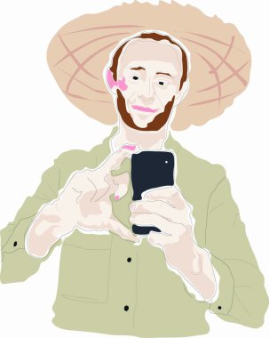 şapkalı adam telefonda selfie çekiyor