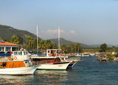 Dağın hemen yanında iki parlak renkli yat park edilmiş.
