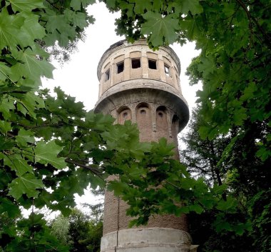 Kule yeşillik tarafından çevrili bir parkta terk edilmiş bir