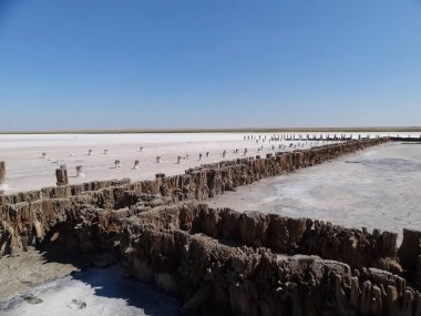 Beyaz Tuz Gölü üzerinde terk edilmiş bir ahşap iskele kalıntıları 