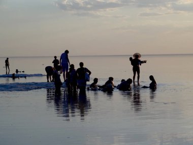 Tuzlu çamur Gölü Elton yüzeyinde insanlar - tuzlu su ve siyah çamur ile kendi sağlığını geliştirmek