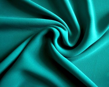 Parlak kumaş renk ışık deniz dalgasının dairesel bir perdelik katlanmış