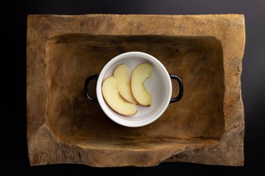 İyi bir lezzetli kahvaltı haddelenmiş yulaf, apple, cachew deli ve chia tohum ile güzel bir wooder kase üzerine yerleştirilen.