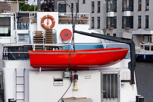 Röd Livbåt Hänger Kranen Som Fartyget Dockad Marina — Stockfoto