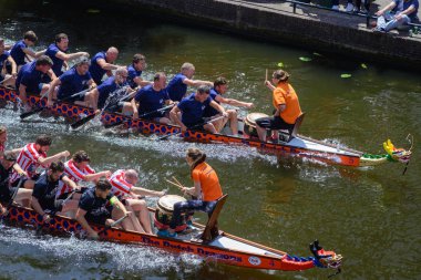 Leiden, Hollanda, 23 Haziran 2018: Geleneksel kırmızı ejderha tekne takım kürek yarışları Leiden kanalda, rekabet, fotoğraf kaydırma