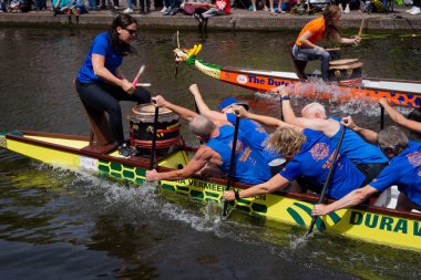 Leiden, Hollanda, 23 Haziran 2018: Geleneksel kırmızı ejderha tekne takım kürek yarışları Leiden kanalda, rekabet, fotoğraf kaydırma