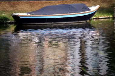 Güzel kanal Tekneler güneşin withh yansıma suda ayarla.