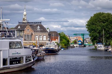 07 Haziran 2018; Leiden Hollanda: Çok sayıda kanal Leiden merkezi biri görünüm