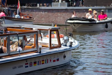 Leiden, Hollanda - 08 Temmuz 2018: Geziler Leiden kanallar üzerinde tekne ile.
