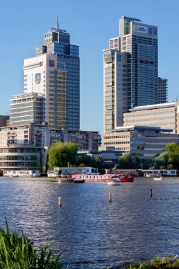 Amsterdam, Hollanda - 18 Temmuz 2018: Breitner, Mondriaan ve Rembrandt kule ve Cbd güneşin sıcak bir yaz günü Amsterdam Hollanda sırasında ayarla, Amstel Nehri'ne yakın