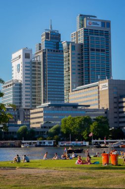 Amsterdam, Hollanda - 18 Temmuz 2018: Breitner, Mondriaan ve Rembrandt kule ve Cbd güneşin sıcak bir yaz günü Amsterdam Hollanda sırasında ayarla, Amstel Nehri'ne yakın