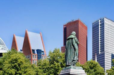 Lahey, Zuid-Holland / Hollanda 07-05-2018: Het Plein Lahey. Lahey merkezi içinde yer alan kare. Het Plein William sessiz, William 1, Prens portakal heykeli.