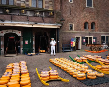 Alkmaar, Hollanda - Haziran 02.2018, Hollanda: Alkmaar, Kuzey Hollanda ünlü ve geleneksel Hollanda peynir pazarı görüntüsünü. Olay Waagplein meydanda olur.