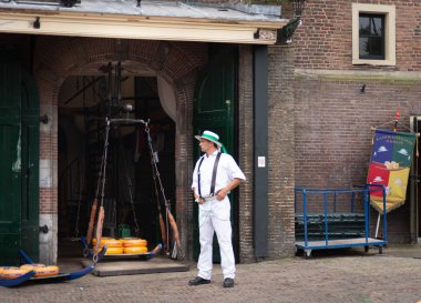 Alkmaar, Hollanda - Haziran 02.2018, Hollanda: Alkmaar, Kuzey Hollanda ünlü ve geleneksel Hollanda peynir pazarı görüntüsünü. Olay Waagplein meydanda olur.