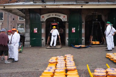 Alkmaar, Hollanda - Haziran 02.2018, Hollanda: Alkmaar, Kuzey Hollanda ünlü ve geleneksel Hollanda peynir pazarı görüntüsünü. Olay Waagplein meydanda olur.