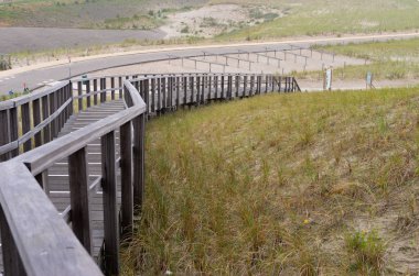 Alkmaar, Kuzey Hollanda, Hollanda uzak olmayan Petten kıyısında küçük bir kasaba yakınındaki tepeleri görünümü