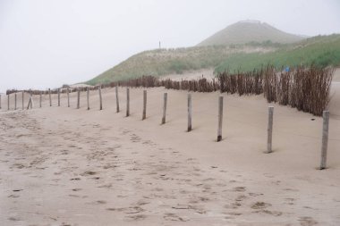 Alkmaar, Kuzey Hollanda, Hollanda uzak olmayan Petten kıyısında küçük bir kasaba yakınındaki tepeleri görünümü