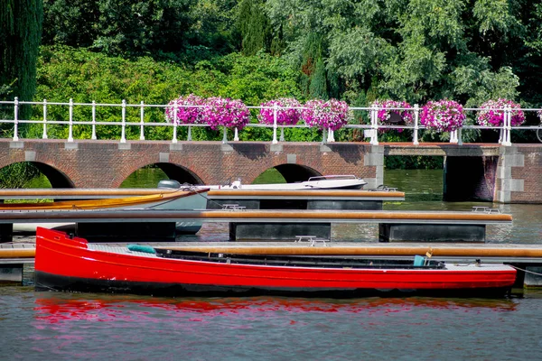 Красивые Лодки Канала Солнце Отражением Воде — стоковое фото