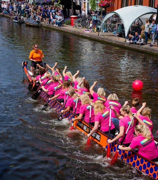 Leiden, Hollanda, 23 Haziran 2018: Geleneksel kırmızı ejderha tekne takım kürek yarışları Leiden kanalda, rekabet, fotoğraf kaydırma