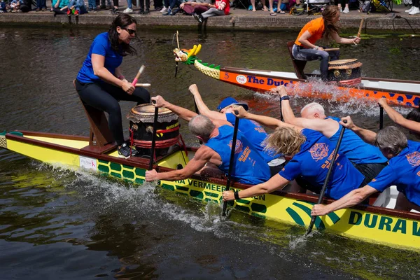 Leiden, Hollanda, 23 Haziran 2018: Geleneksel kırmızı ejderha tekne takım kürek yarışları Leiden kanalda, rekabet, fotoğraf kaydırma