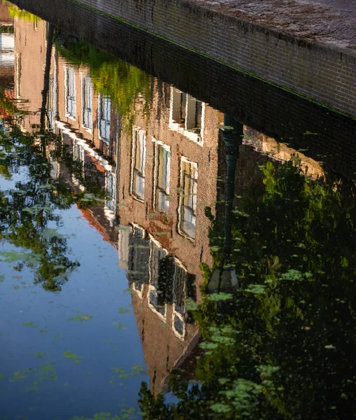 Reflexão Casas Típicas Holandesas Água Canal — Fotografia de Stock