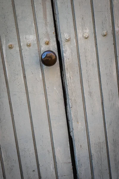 Siyah Bir Kapı Tokmağı Ile Güzel Grunge Eski Kapılar — Stok fotoğraf