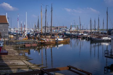 Urk, Hollanda - 20 Mayıs 2018: Klasik görüntü Flamanca Urk limanda gemiler 